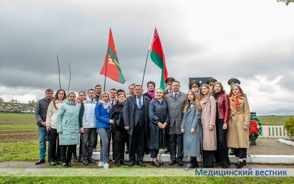 
         Делегация специалистов системы здравоохранения возложила венки и цветы к братской могиле медработников			    