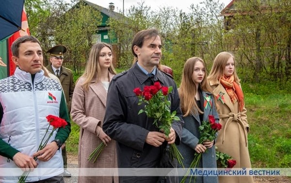 
         Делегация специалистов системы здравоохранения возложила венки и цветы к братской могиле медработников			    