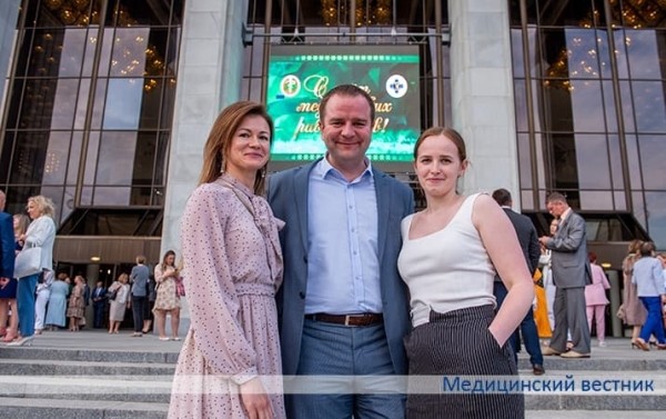 
        На них равняются пришедшие в профессию или выбирающие эту стезю			    