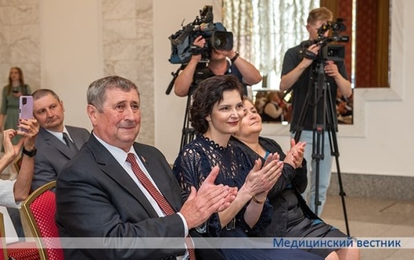 
        На них равняются пришедшие в профессию или выбирающие эту стезю			    