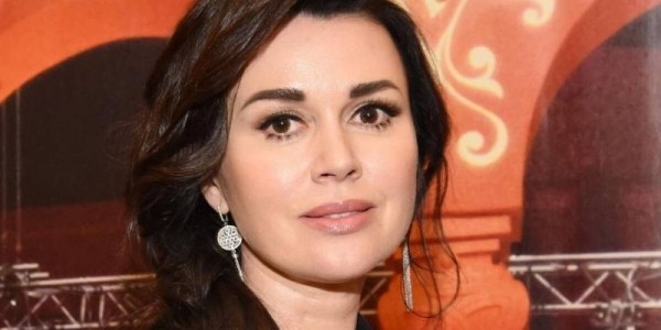 Умерла актриса Анастасия Заворотнюк
Умерла актриса Анастасия Заворотнюк